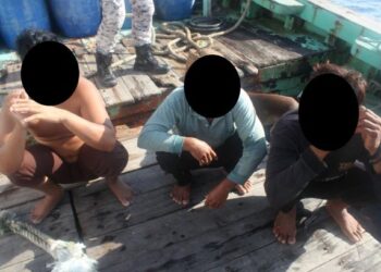 SERAMAI tiga kru dan seorang tekong warga Myanmar ditahan di kedudukan 28.6 batu nautika barat Pulau Kendi, Pulau Pinang semalam selepas didapati mengusahakan bot warga tempatan tanpa dokumen yang sah.