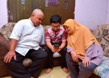 ABDUL Hakim Kamarozaman bersama bapanya, Kamarozaman Kassim dan ibunya, Suriati Kassim ketika menyemak keputusan SPM 2020 secara atas talian di Pengkalan Pegoh, Ipoh hari ini.  - UTUSAN/ZULFACHRI ZULKIFLI.