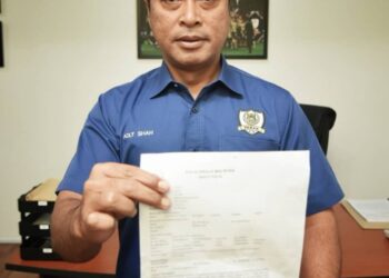 ADLY Shah Ahmad Tah menunjukkan laporan polis yang dibuat terhadap seorang blogger. - UTUSAN/GAMBAR IHSAN PAFA