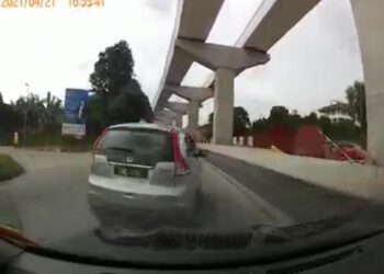 TANGKAP layar tindakan pemandu SUV yang memandu secara berbahaya di Jalan Persiaran Tengku Ampuan Rahimah, Klang Rabu lalu.