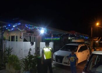ANGGOTA polis menjalankan pemeriksaan dan memberi nasihat kepada penduduk di sebuah taman perumahan supaya  mematuhi SOP ketika menyambut Aidilfitri di Kulim,  malam semalam.