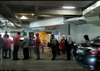 Orang ramai kelihatan beratur untuk memasuki sebuah pasar raya di Tanjong Tokong, Pulau Pinang susulan sekatan pergerakan penuh bermula 1 Jun ini.