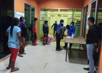 MANGSA banjir membuat pendaftaran untuk ditempatkan di PPS di Langkap, Sungai Manik semalam. - GAMBAR IHSAN APM