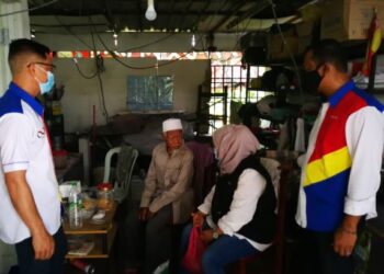 NAZILAH Idris (dua kanan) menyampaikan sumbangan barang makanan kepada Hashim Jaafar (dua dari kiri) di rumah kecil yang ditumpangnya di Kampung Lombong, Shah Alam Selangor. 
– UTUSAN/ABDUL RAZAK IDRIS