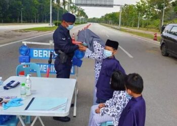 TANGKAP layar isteri anggota polis yang menziarah suaminya bertugas di sekatan jalan raya (SJR) Persiaran Selatan-Hala Keluar ke Dengkil pada hari raya pertama lalu.