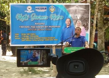SAARANI Mohamad berucap dalam Program Mesra di Kampung Bogor,  Gerik hari ini. - UTUSAN/GAMBAR WAT KAMAL ABAS