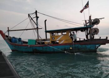 BOT pukat tunda yang dikesan menangkap ikan di zon larangan dekat Pulau Talang, Pantai Remis semalam. - UTUSAN/IHSAN MARITIM MALAYSIA PERAK