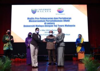 Sri Rahayu Tajuddin  (kanan) pada sesi majlis prapelancaran dan pertukaran memorandum persefahaman (MoU) dengan Universiti Malaya.
