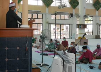 MOHD. Fikri Hamzah menyampaikan khutbah hari raya di hadapan 50 jemaah di Masjid Tengku Mahkota Abdullah Jerantut, bandar Jerantut di Jerantut, Pahang. - UTUSAN/HARIS FADILAH AHMAD
