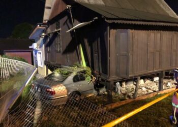 Kemalangan yang membabitkan sebuah kereta yang terbabas lalu melanggar sebuah rumah dalam kejadian di Jalan Ampangan, Seremban lewat petang tadi.