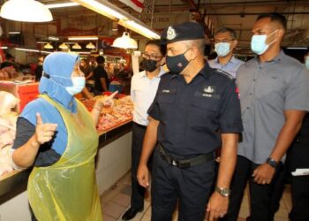 AYOB Khan Mydin Pitchay (tengah) berbual dengan peniaga ketika meninjau SOP di Pasar Awam Larkin di Johor Bahru, Johor. -UTUSAN/BAAZLAN IBRAHIM