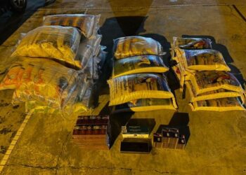 BERAS dan rokok putih serta kretek yang dirampas PGA dalam serbuan di Kampung Mesira, Tumpat, kelmarin. Foto Ihsan PGA