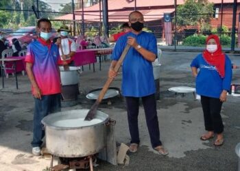 MOHD. Roslee (tengah) menyertai program bubur lambuk anjuran UMNO Dewan Undangan Negeri (DUN), Meru, Klang, Selangor.