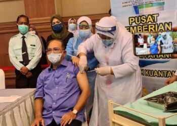 WAN Rosdy Wan Ismail menerima suntikan dos kedua vaksin Covid-19 di Dewan Jubli Perak Sultan Haji Ahmad Shah di Kuantan, Pahang. 
UTUSAN/NIK NAIZI HUSIN