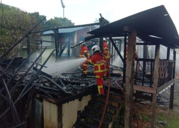 ANGGOTA bomba memadamkan kebakaran melibatkan sebuah rumah tanpa penghuni di Kampung Rawana, Jalan P. Ramlee, Pulau Pinang.