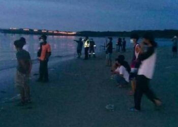 Orang awam bersama-sama membantu pasukan bomba mencari mangsa di kawasan laut berhampiran Kampung Contoh, Petagas, Sabah- IHSAN BOMBA