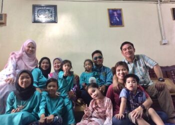 Safinah (belakang-tiga kiri) bersama anak-anaknya semasa sambutan Aidilfitri sebelum ini di rumahnya di Taman Nagapas Papar, Sabah. - UTUSAN SURAIDAH ROSLAN