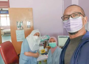 APLI Yusoff bergambar bersama kakitangan Hospital Sultanah Nur Zahirah (HSNZ) selepas dibenarkan keluar dan pulih daripada jangkitan Covid-19.