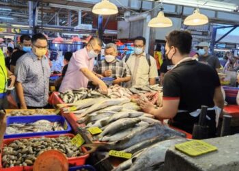 Salahudiin Ayub (dua,kiri)membuat tinjauan harga barang di pasar Chow Kit hari ini- GAMBAR FB Salahuddin Ayub