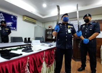 AZAHAR Hashim menunjukkan parang yang digunakan ahli Geng Apoi dalam kegiatan samun di Kulim hari ini. - UTUSAN/AZAHAR HASHIM.
