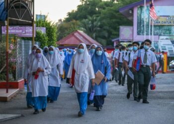 SEBAHAGIAN calon SPM beratur ke dewan peperiksaan di SMK Dato" Syed Ahmad, Kuala Nerang, Padang Terap hari ini. - UTUSAN/ SHAHIR NOORDIN