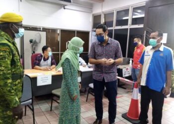 WAN Ahmad Fahysal (dua dari kanan) mendengar penjelasan berhubung operasi PPV daripada penyelia PPV Pangsapuri TNB, Klang, Selangor hari ini-UTUSAN/MOHAMAD NAUFAL MOHAMAD IDRIS