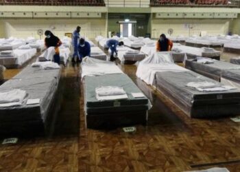 PERSIAPAN giat dilakukan di PKRC Sukpa di Kuantan, Pahang untuk menerima kemasukan pesakit lewat petang ini. - UTUSAN/ DIANA SURYA ABD WAHAB