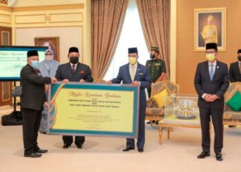 SULTAN Sallehuddin Sultan Badlishah (tiga dari kiri) berkenan mengurniakan sembilan set bantuan keperluan belajar kepada sekolah terpilih di Istana Anak Bukit, Alor Setar hari ini.