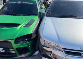 KEADAAN kereta mangsa yang cuba melarikan diri tersekat dengan dua kenderaan lain dalam kejadian di Taman Murni, Sepang, Selangor. - GAMBAR IPD SEPANG