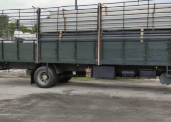LORI peralatan pembinaan yang ditahan di SJR di Kilometer 30, Jalan Teluk Intan-Bidor dekat Chui Chak di Teluk Intan kerana membawa daun ketum hari ini. - UTUSAN/IHSAN PDRM