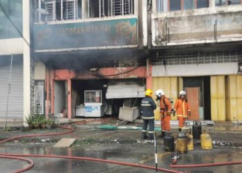 PASUKAN bomba memadamkan kebakaran di sebuah kedai makan di Kampung Tiung di Kuala Terengganu hari ini.