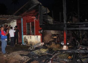 KEADAAN sebuah rumah dianggarkan berusia lebih 100 tahun di Kampung Seberang Batu Hampar, Rembau petang tadi.-UTUSAN/NOR AINNA HAMZAH