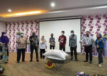 MOHD SOFFI Abdul Razak (tiga dari kiri) sedang menyampaikan bahan makanan ternakan ruminan kepada pengusaha di Jerantut semalam. - HARIS FADILAH AHMAD