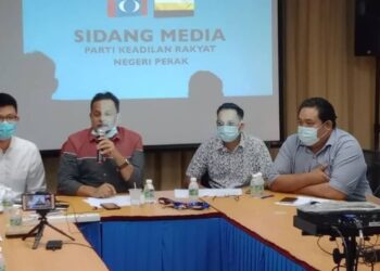 TAN Kar Hing (kiri) dalam sidang akhbar di Ipoh hari ini. - UTUSAN/ZAKI SALLEH