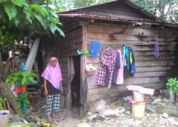 TOM Katim berdiri di hadapan rumahnya yang usang di Kampung Baru, Bakar Arang, Sungai Petani, semalam.