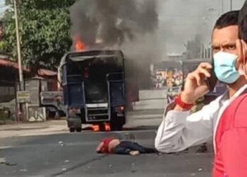 Keadaan trak polis yang membawa 29 banduan terbakar manakala mangsa terbaring di atas jalan raya dalam kejadian di Kampung Demit, Kota Bharu hari ini
SUMBER  Media Sosial