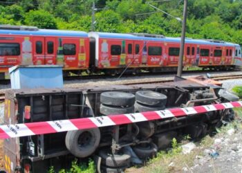 SEBUAH lori membawa muatan habuk kayu terbabas dan memasuki kawasan landasan keretapi milik KTMB dalam kejadian kemalangan di Jalan Batang Benar berdekatan persimpangan lampu isyarat Jalan Nilai-Batang Benar, Nilai hari ini.-FOTO/MUHAMMAD IZZAT TERMIZIE