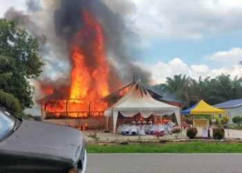 SEBUAH kediaman yang hangus dalam kebakaran kira-kira satu jam sebelum majlis pertunangan dianjurkan di Kampung Parit Mustaffa Darat, Parit Sulong di Batu Pahat, Johor.