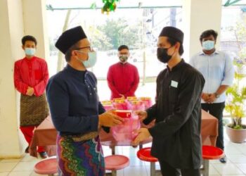 NASRUL Salim Pakheri (kiri) menyampaikan agihan juadah raya sumbangan Yayasan UMP dengan kerjasama Jabatan Hal Ehwal Pelajar di UMP Kampus Gambang di Kuantan, Pahang.