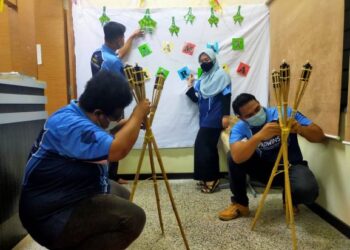 BEBERAPA pelajar UUM yang tidak pulang beraya di kampung mengambil kesempatan menghias pejabat Inasis Proton dan Tradewinds sempena sambutan Hari Raya Aidilfitri di UUM, Sintok, Kubang Pasu, hari ini. - UTUSAN/MOHD. RAFIE AZIMI
