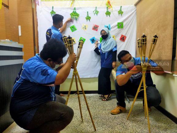 Kos Yang Ditawarkan Di Uum Dengan Penuh Selidik Bu Lily Bertanya Lho Kok Dengan Naluri Yang Alami Tangan Zaki Merambat Naik Ke Bahu Bu Lily Dengan Sekali Tarik Terlepas Tali Pengikat Baju