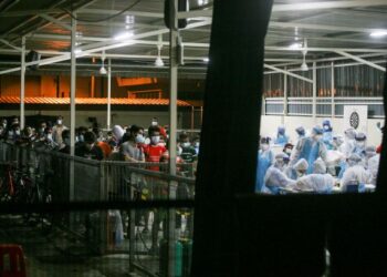 Majikan yang gagal melaksanakan ujian saringan Covid-19 terhadap pekerja asing diberi amaran  Pas Lawatan Kerja Sementara untuk pekerja mereka tidak akan diperbaharui Jabatan Imigresen.- GAMBAR HIASAN