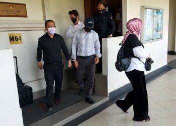 Razaly Mat Sari (bertopi) dan Mohd. Hussein Mohd. Nasir (berkemeja 
hitam) keluar dari Mahkamah Sesyen Kuala Lumpur selepas didakwa 
mengubah seksyen Akta SPRM.