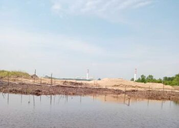 KERJA-kerja pembinaan jambatan di Sungai Chengkeh yang didakwa oleh nelayan tempatan telah menjejaskan mata pencarian mereka di Serkat, Pontian, Johor. – UTUSAN/MUHAMMAD ZIKRI