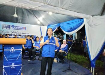 WEE Jeck Seng bersama orang ramai pada Majlis Pelancaran Jentera Pilihan Raya BN Tanjung Piai di Kampung Rimba Terjun, di Pontian, Johor.