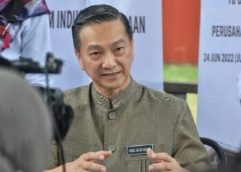 WEE Jeck Seng dalam sidang akhbar selepas merasmikan Kiosk dan Pelancaran Manual Pembinaan Kiosk Daripada Wood Plastic Composite (WPC) di Pantai Cahaya Negeri, Port Dickson hari ini. - FOTO/MOHD. SHAHJEHAN MAAMIN