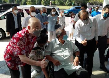 WEE Ka Siong (kiri) dan Mah Hang Soon (kanan) bergambar bersama bekas Presiden MCA, Tun Dr. Ling Liong Sik (tengah) pada Majlis Pelancaran Kebangsaan Kutipan Dana MCA bagi Hospital UTAR di Kampus UTAR di Kampar hari ini. - UTUSAN