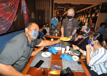 WEE Ka Siong (tengah) menyantuni sebahagian pengamal media pada majlis berbuka puasa bersama Menteri Pengangkutan di Forest City Golf Resort, Iskandar Puteri di sini. -UTUSAN/RAJA JAAFAR ALI