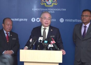 WEE Ka Siong bercakap dalam sidang akhbar di Kementerian Pengangkutan, Putrajaya. - FOTO/FAISOL MUSTAFA