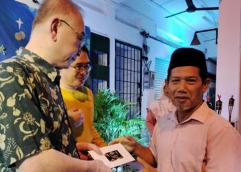 WEE Ka Siong (kiri) dan ADUN Yong Peng, Ling Tian Soon (dua dari kiri) menyerahkan sumbangan kepada jemaah haji sempena majlis Rumah Terbuka Aidilfitri di pekarangan Pusat Khidmat Parlimen Yong Peng, Batu Pahat, malam tadi.